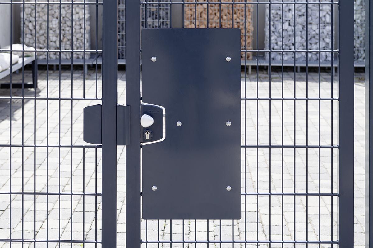 Beispielfoto Tor mit montiertem Durchgreifschutz