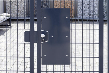 Beispielfoto Tor mit montiertem Durchgreifschutz