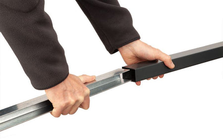 einfaches Einstecken der Pfostenverstärkung in den Zaunpfosten