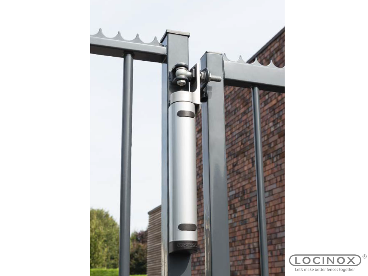 Beispielbild von dem montiertem Torschließer Rhino